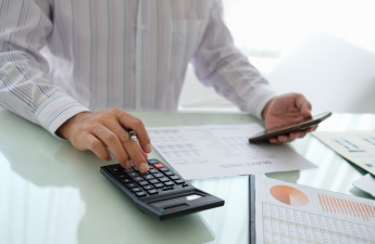 vīrietis ar kalkulatoru rēķina advokatu pakalpojumu izmaksas